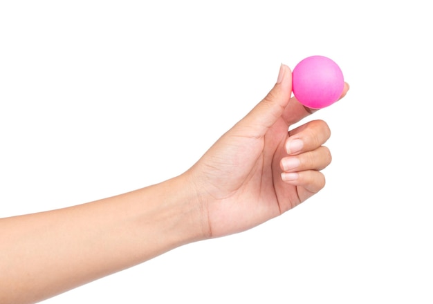 Main tenant une balle de ping-pong rose isolée sur fond blanc