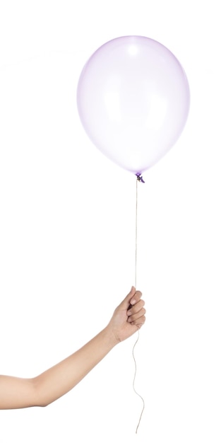 Photo main tenant un ballon en caoutchouc violet isolé sur fond blanc.
