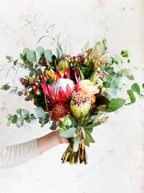 Main tenant un beau bouquet de fleurs