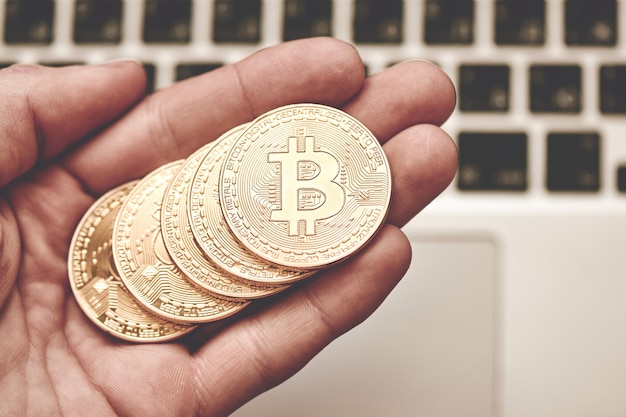 Main tenant des bitcoins dorés