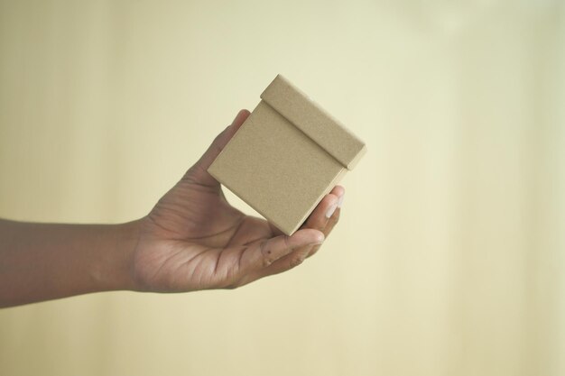 Photo une main tenant une boîte à cadeaux vide