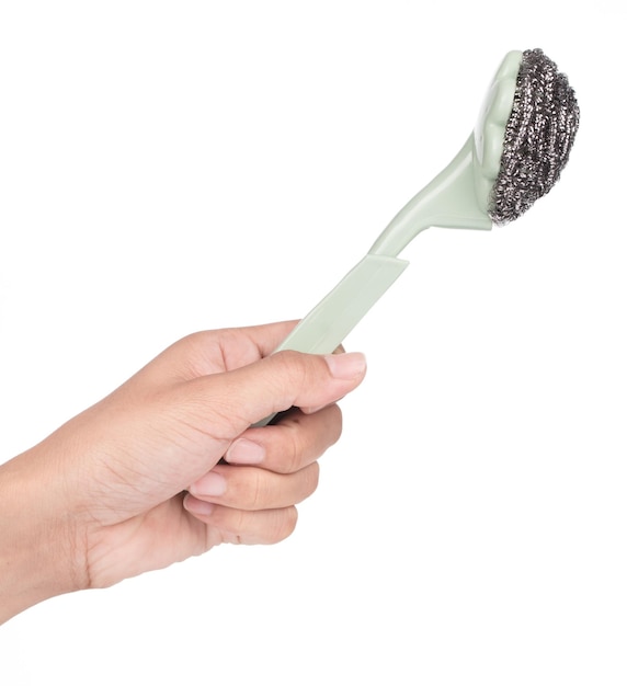 Photo main tenant une brosse à récurer cuisine verte fil d'acier isolé sur fond blanc