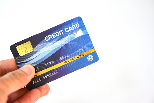 Main tenant la carte de crédit sur fond blanc - paiement achats en ligne payer avec la technologie de la carte de crédit e concept de portefeuille