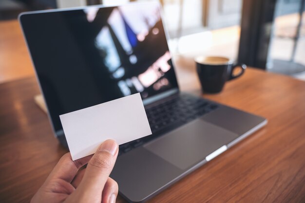 main tenant une carte de visite vide