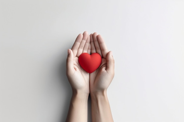 Une main tenant un coeur rouge avec un fond blanc