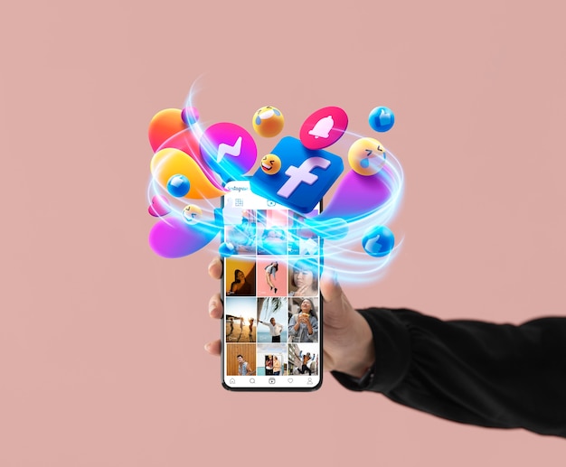 Main tenant le concept de médias sociaux de smartphone