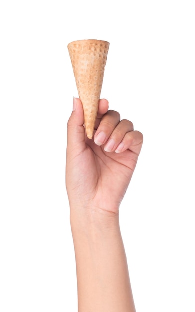 main tenant un cornet de crème glacée croustillante vierge isolé sur fond blanc.