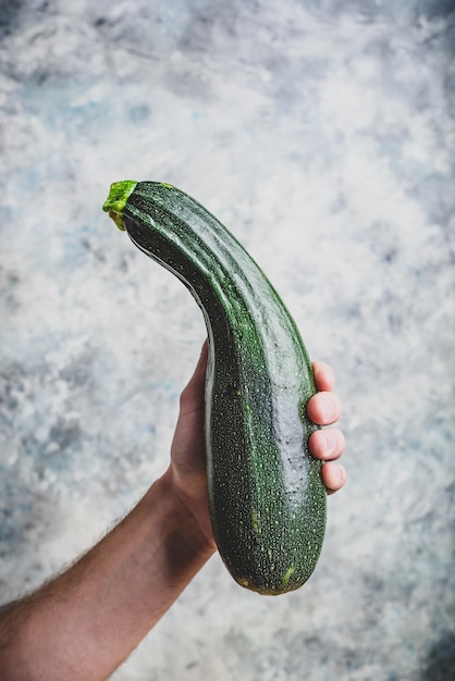 Main tenant des courgettes