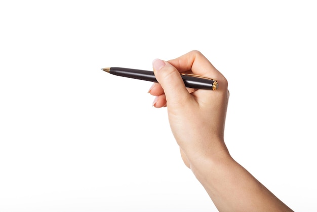 Main tenant un crayon noir sur un fond blanc.