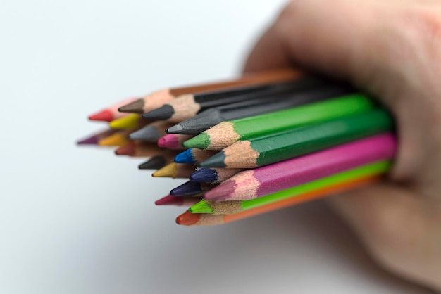 Main tenant des crayons de couleur