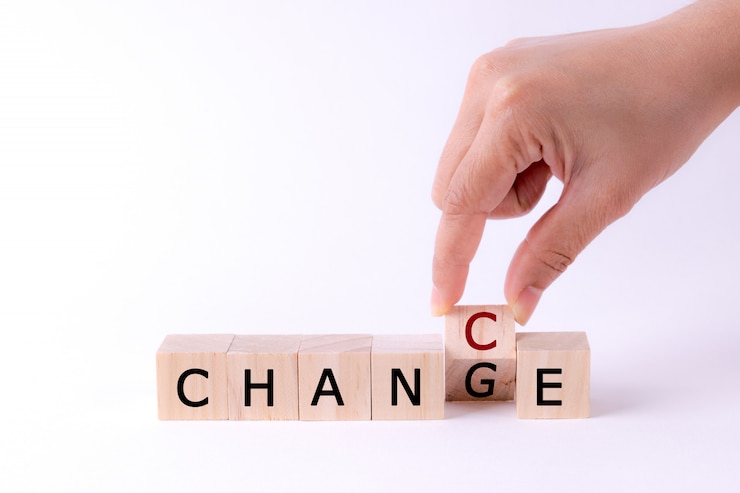 Photo main tenant un cube en bois avec bloc retournable change to chance. pensée positive.