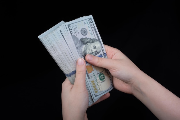 Photo main tenant le dollar américain isolé sur fond blanc