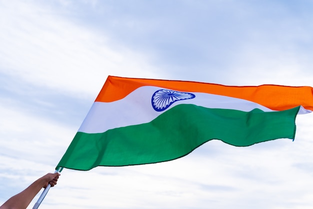 Main tenant le drapeau de l&#39;Inde Jour de l&#39;indépendance indienne, le 15 août.