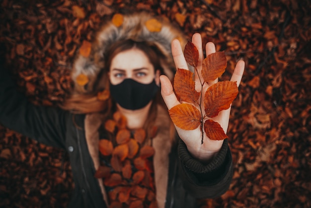 main tenant les feuilles d'automne