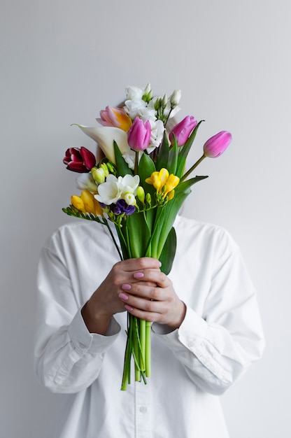 La main tenant une fleur élégante