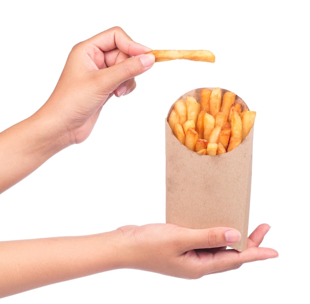 Main tenant des frites dans un sac en papier brun isolé sur fond blanc