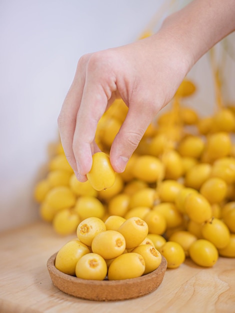 Main tenant des fruits de dattes fraîches