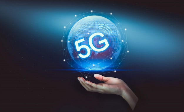 Main tenant l'hologramme 5G, les systèmes sans fil et l'Internet des objets à l'avenir.