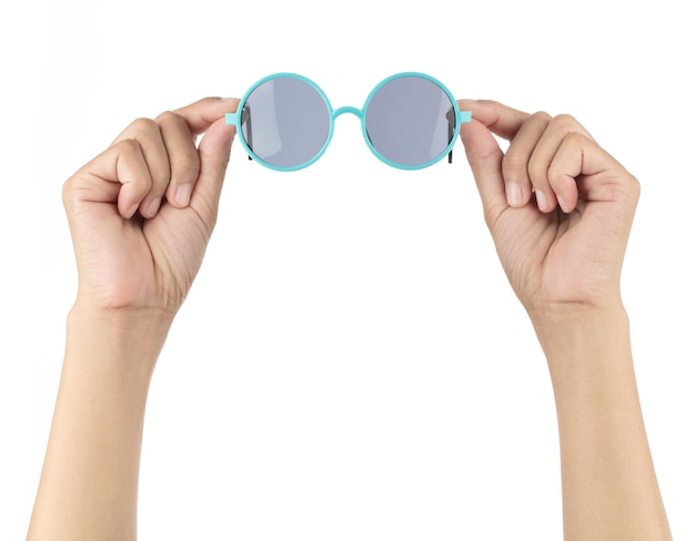 Main tenant des lunettes de soleil en plastique bleu isolé sur fond blanc