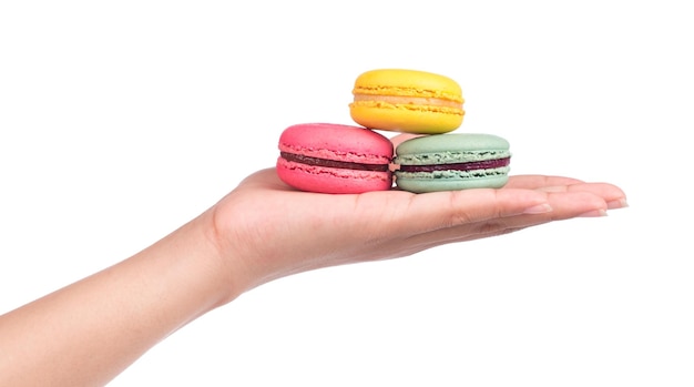 main tenant des macarons français sucrés et colorés ou macaron isolé sur fond blanc