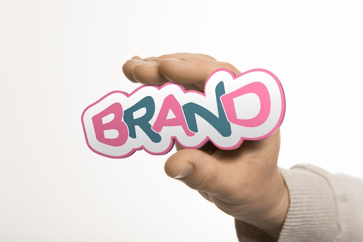 Photo une main tenant le mot marque sur un fond blanc. concept d'identité d'entreprise. l'image est une composition entre rendu 3d et photographie