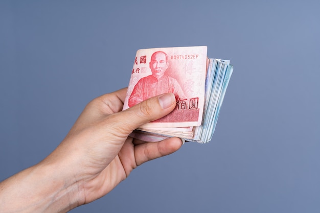 Main tenant le nouveau billet de banque en dollars de Taiwan