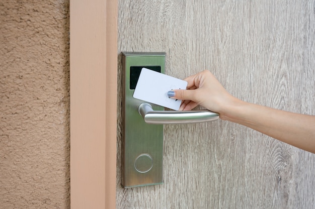 Main tenant la numérisation de la carte-clé pour déverrouiller la porte en bois à la station