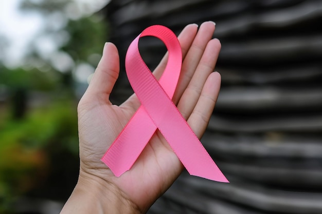 Une main tenant un ruban avec le texte 39Journée mondiale contre le cancer