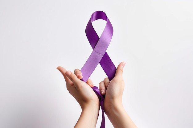 La main tenant un ruban violet sur fond blanc pour soutenir la campagne de la Journée mondiale du cancer