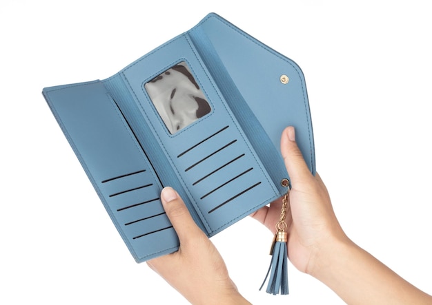 Main tenant le sac à main portefeuille en cuir bleu isolé sur fond blanc