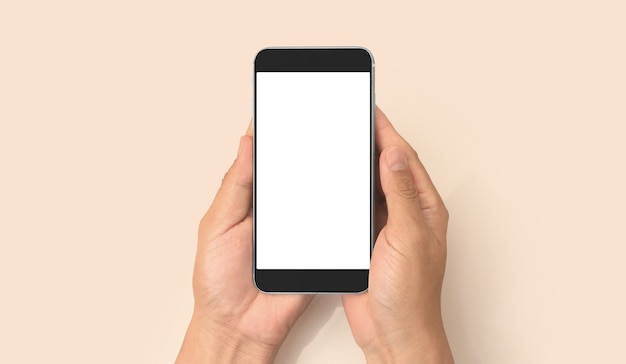 Main tenant un smartphone et un écran tactile