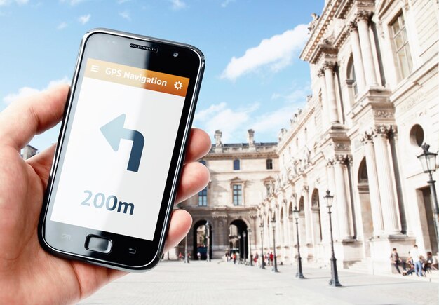 Main tenant un smartphone avec navigation gps