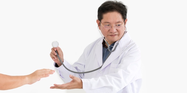 Main tenant des stéthoscopes à la santé vérifier sur fond blanc.