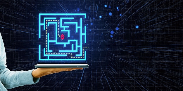 Une main tenant une tablette affichant un labyrinthe avec un symbole de dollar sur un fond bleu numérique symbolisant une stratégie financière