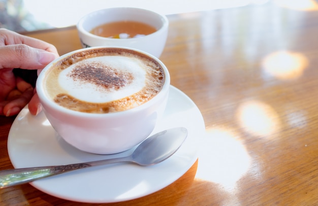 Main tenant la tasse de café. Boisson du matin concept.