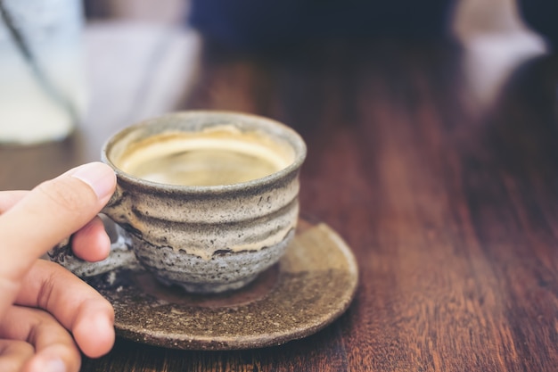 main tenant une tasse de café