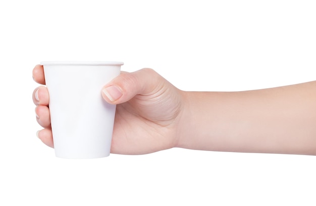 La main tenant une tasse de papier blanc isolée sur un fond blanc