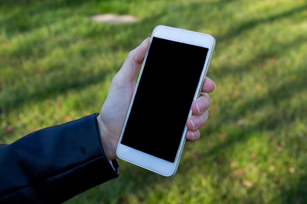 Main tenant le téléphone avec écran vide