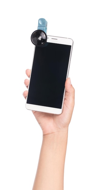 main tenant le téléphone avec objectif grand angle isolé sur fond blanc.