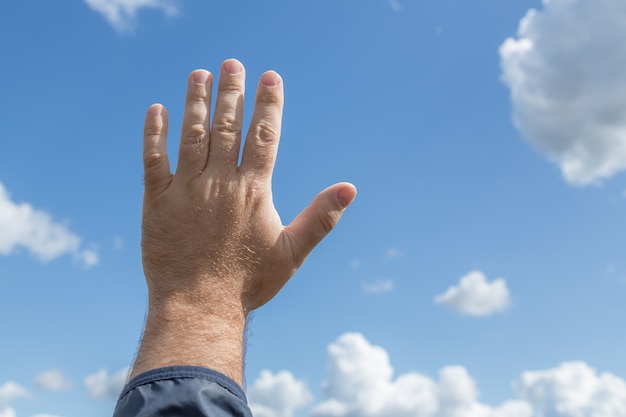 La main tendue vers le ciel. Ouvrir la paume de la main