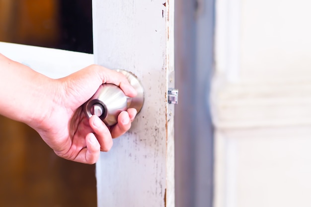 Photo main tenir le bouton de la porte pour ouvrir entrer