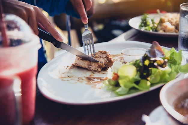 Main tenir le couteau et la fourchette pour manger le steak