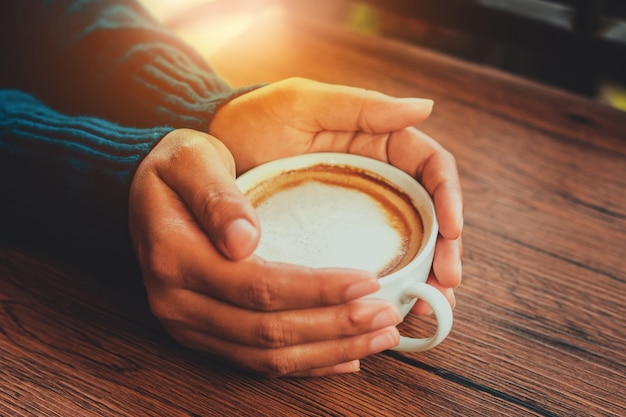 Main tenir la tasse de café