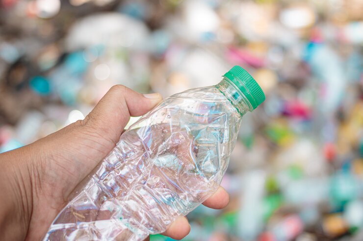Photo main tenue montrer plastique recyclable pour la réutilisation du concept de recyclage.
