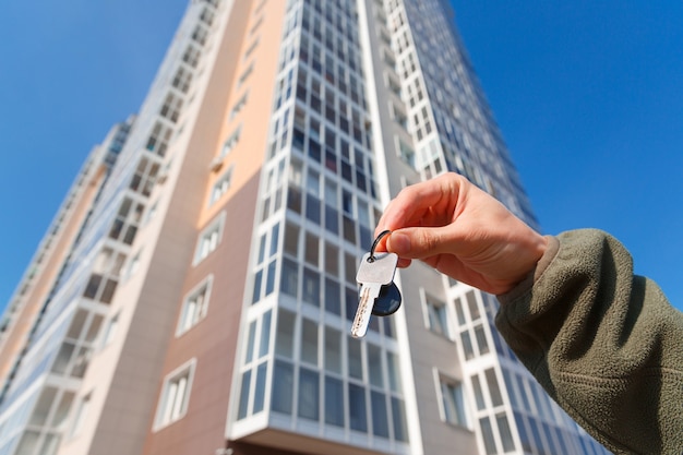 Main tient les clés d'un nouvel appartement