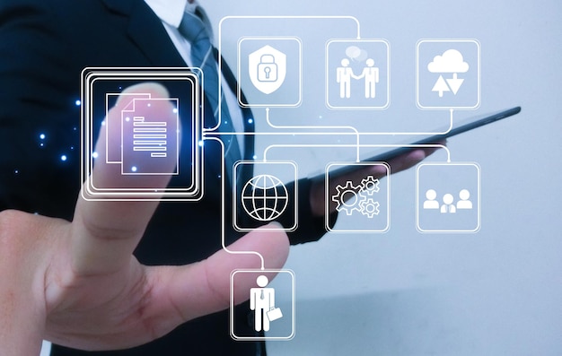 une main tient une tablette avec un écran qui dit affaires et médias sociaux