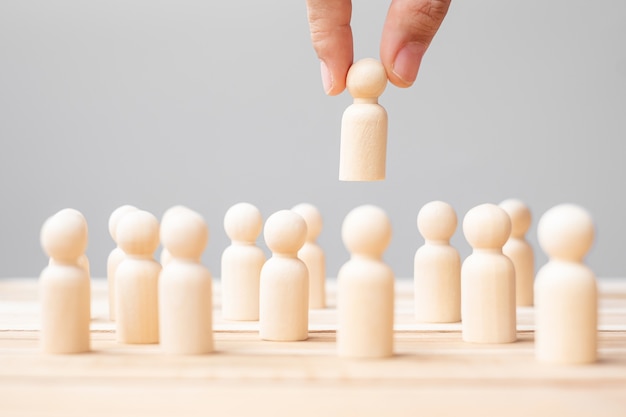 Main Tirant L'homme Leader En Bois De La Foule D'employés