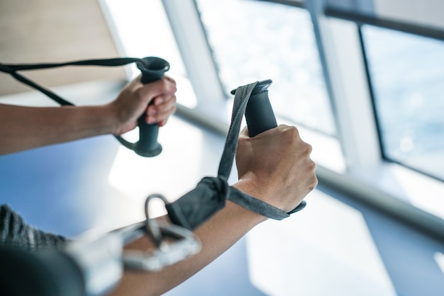 La main tire l&#39;appareil de fitness dans le gymnase.