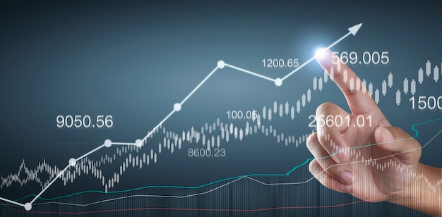 Main touchant les graphiques de l'indicateur financier et du tableau d'analyse de l'économie de marché comptable