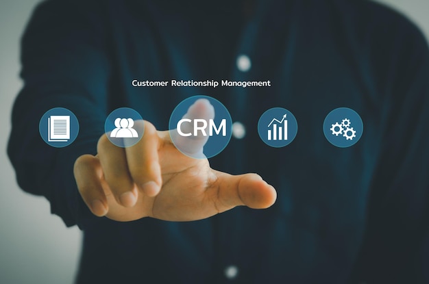 Main touchant le logiciel du système d'automatisation de la gestion de la relation client CRM. technologie d'entreprise sur le concept d'écran virtuel.